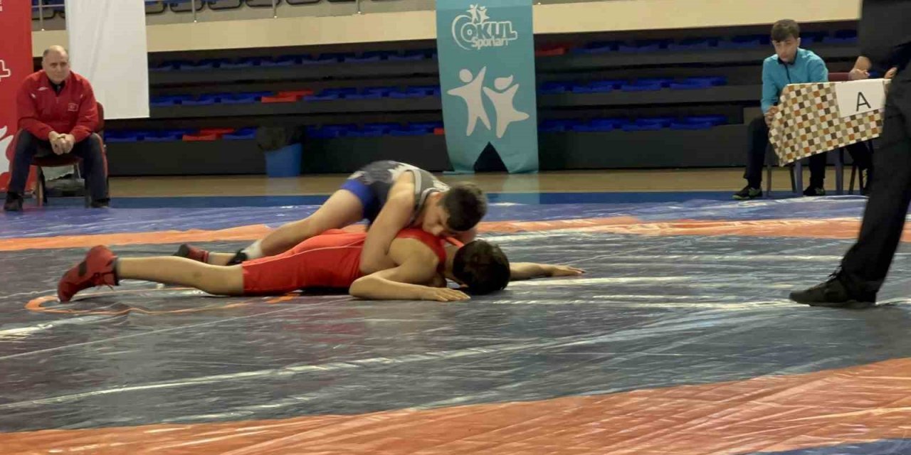 Niğde’de Grekoromen Gençler ve Yıldızlar Grup müsabakaları başladı