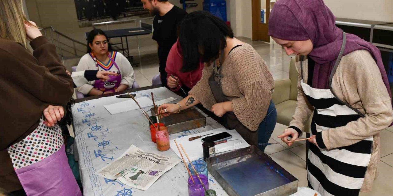 Gençler ebru sanatını öğreniyor