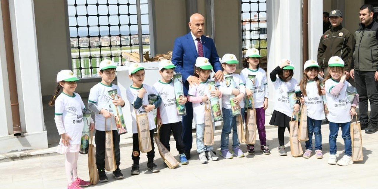 Bakan Kirişci, orman gönüllüsü çocuklara satranç takımı ve fidan dağıttı
