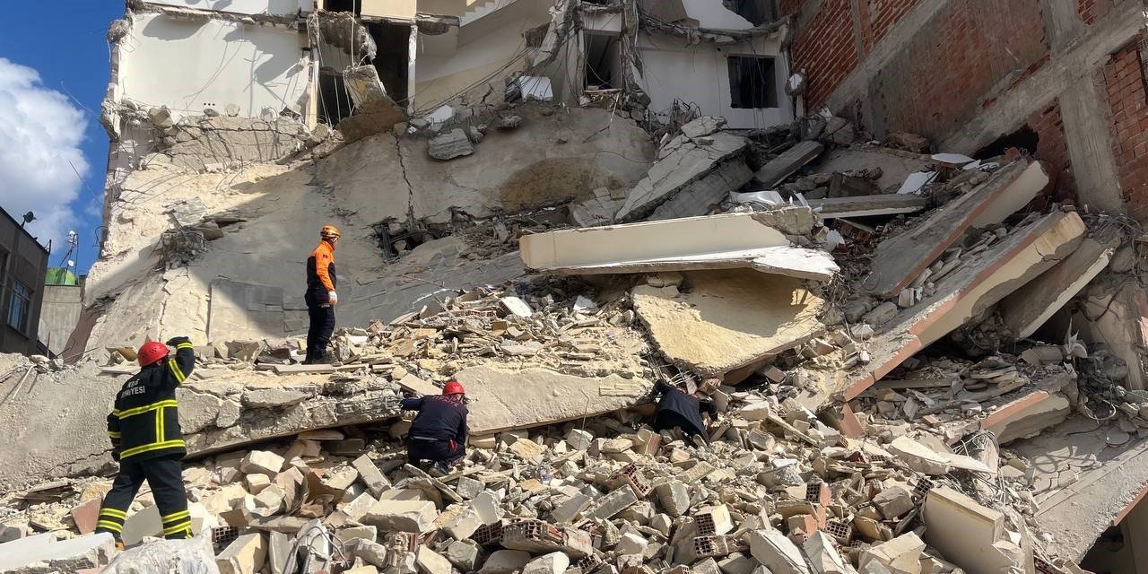 Kilis’te ağır hasarlı bir bina çöktü