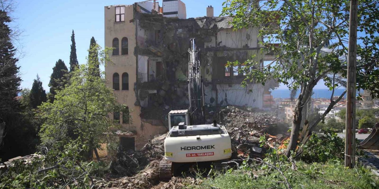 Alanya’da riskli yapıların yıkımı devam ediyor