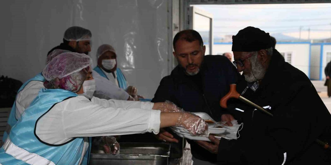 TDV Genel Müdürü Turan: “Yaralar sarılıncaya kadar tüm gücümüz ve imkanımızla deprem bölgesindeyiz”