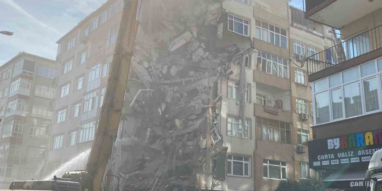 Bahçelievler’de kolonları çatlayan binanın yıkımına başlandı