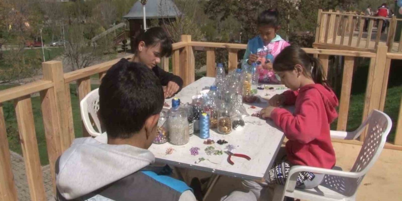 Afetzede çocuklar, el sanatları kursunda depremin izini hafızalardan silmeye çalışıyor