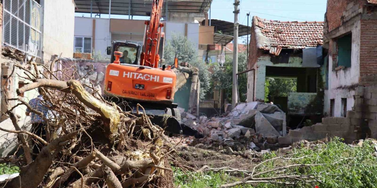 Nazilli’de metruk binalar yıkılıyor