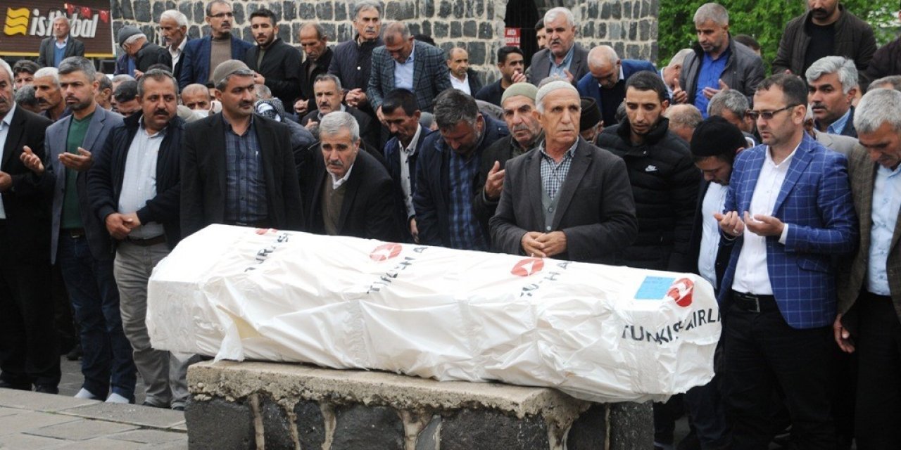 Sakarya’da evinde boğazı kesilmiş halde bulunan Dicle Naz hemşire Cizre’de defnedildi