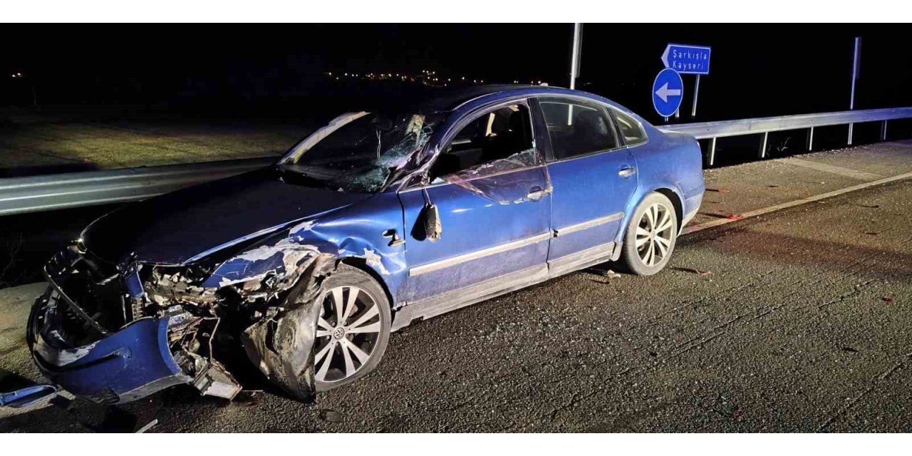 Şarkışla’da tır ile otomobil çarpıştı: 3 yaralı