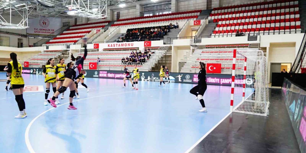 Depremden etkilenen Elazığ ve Adana, hentbol finalinde karşı karşıya geldi