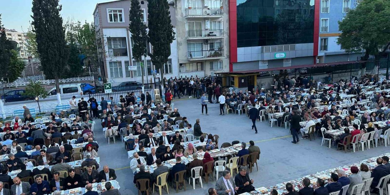 Ülkücüler 2 bin kişiyle iftar yaptı