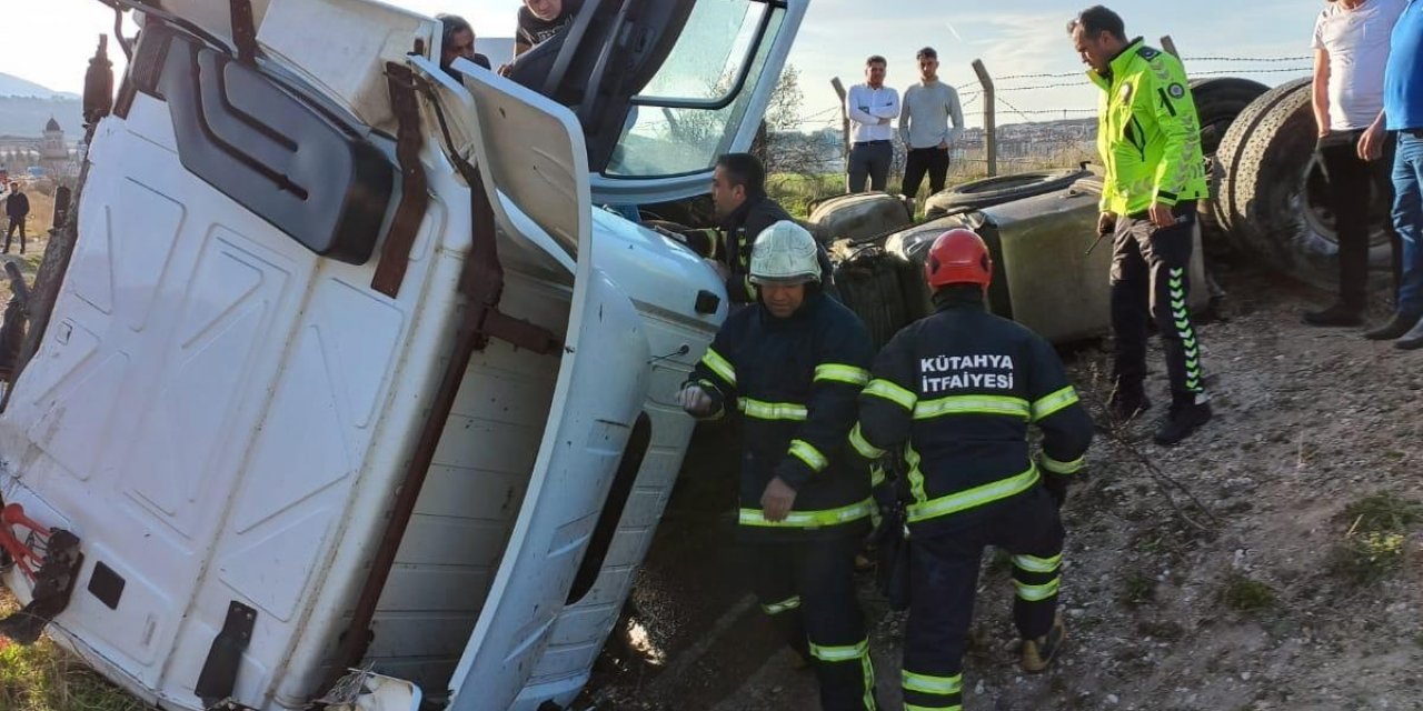Kütahya’da tır şarampole devrildi: 1 yaralı