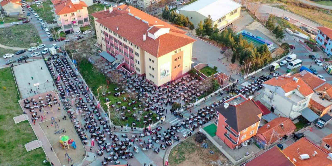 Uşak Belediyesi Ramazan coşkusunu mahallelere taşıyor