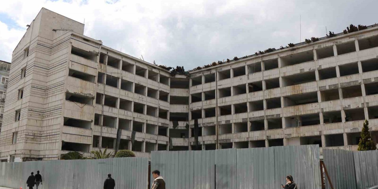 Samsun’da belediye binasının yıkımına başlanıyor