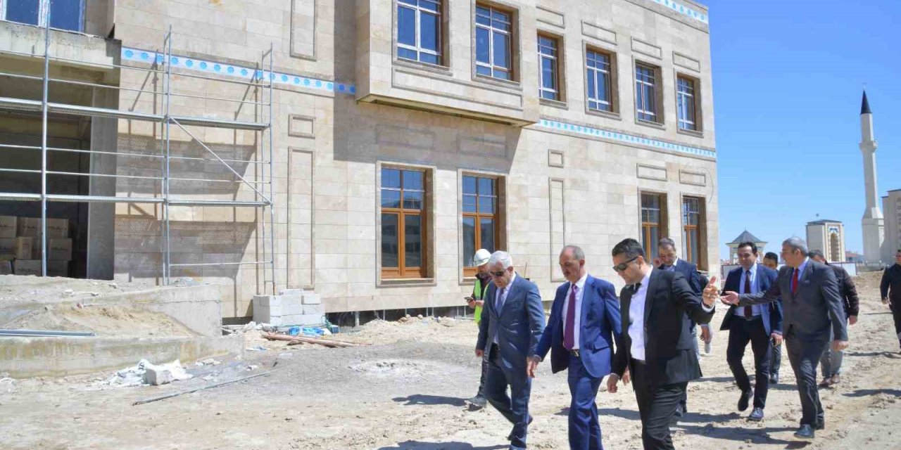 Rektör Karakaya, merkez kütüphane binasında inceleme yaptı