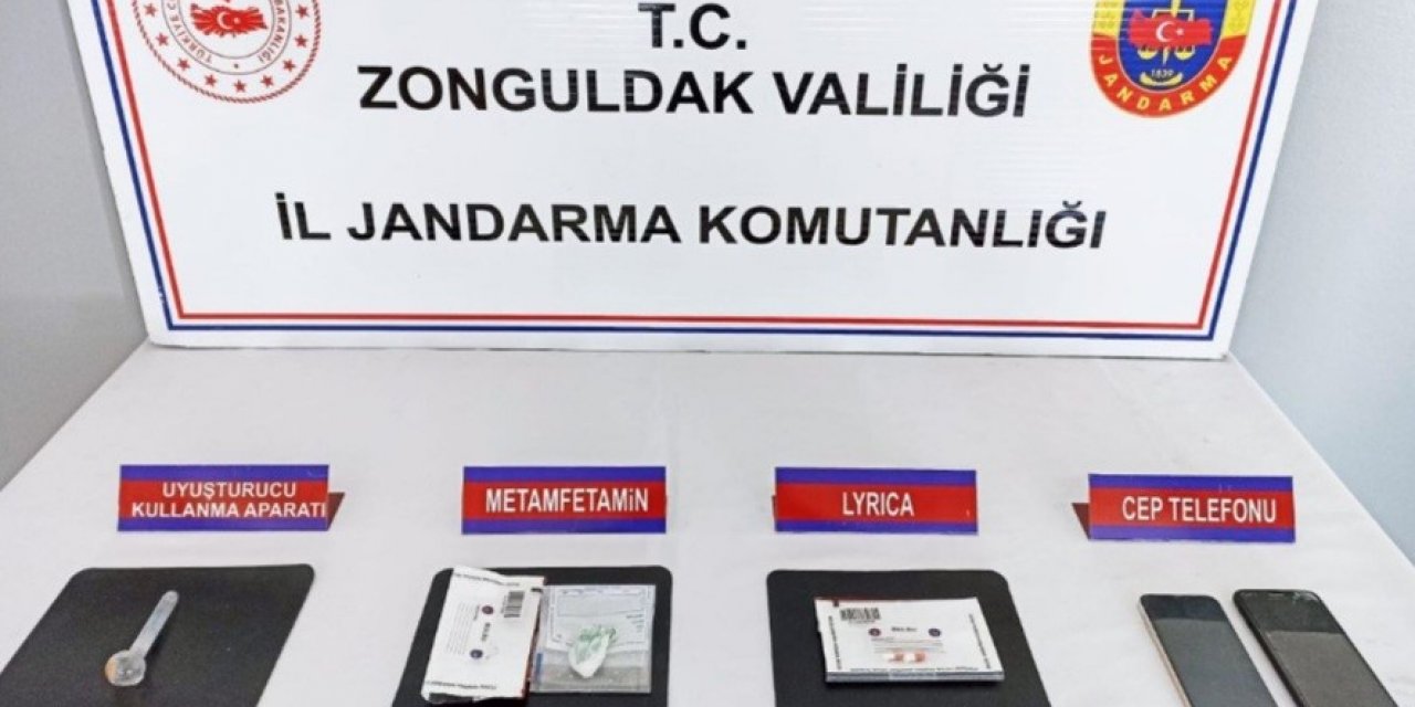 Jandarmanın durdurduğu şüphelilerin üzerinden uyuşturucu çıktı