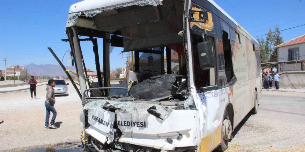 Karaman’da halk otobüsü ile kamyon çarpıştı: 7 yaralı