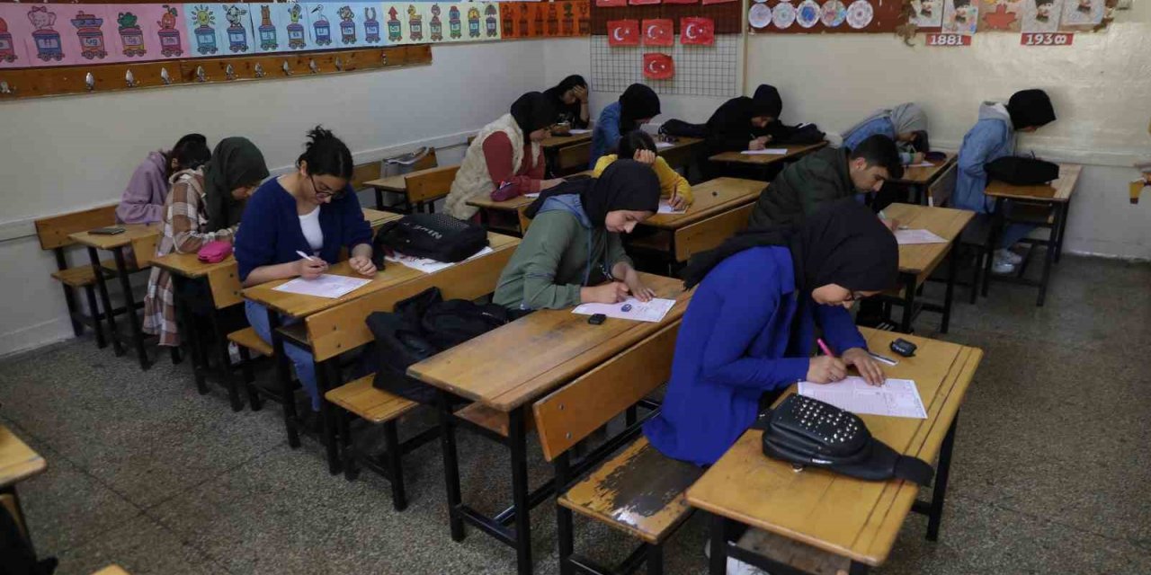 Haliliyeli gençler üniversite sınavına hazırlanıyor