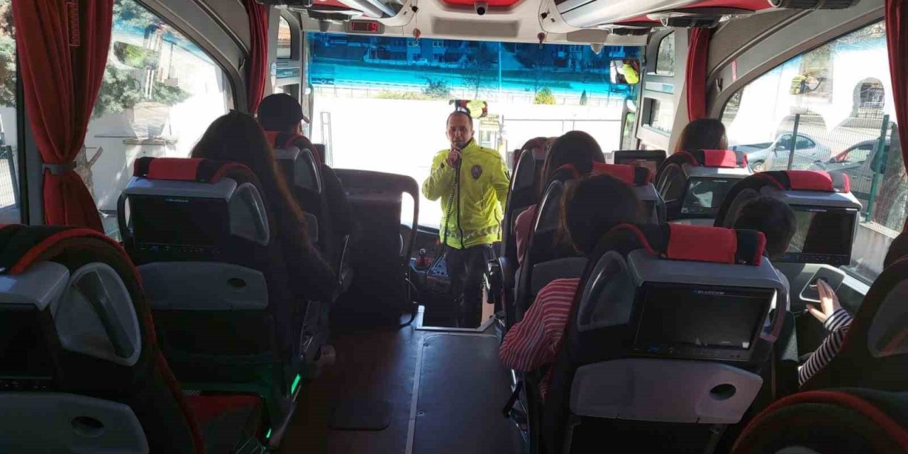 Polis ekiplerinden bayram öncesinde otobüs terminelinde emniyet kemeri hatırlatması