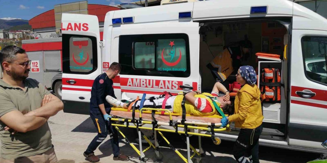 Tokat’ta motosiklet otomobile çarptı: 2 yaralı