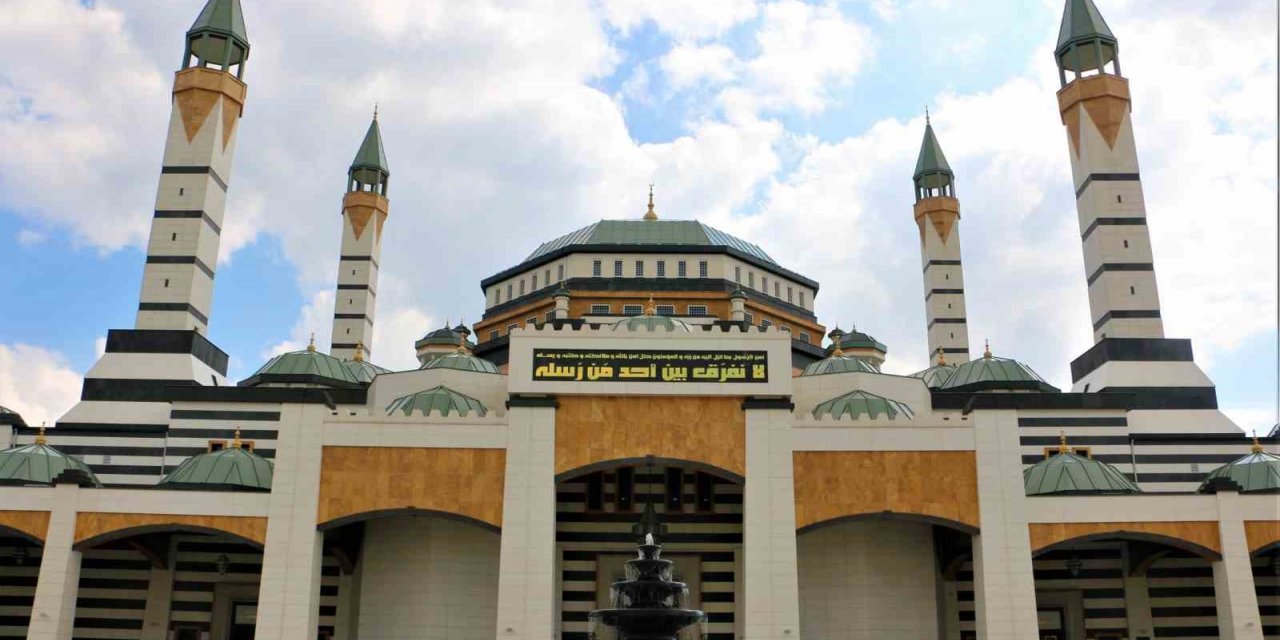 Selahaddin Eyyubi Camii’ne akın ettiler