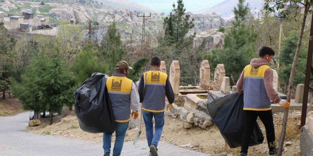 Mardin’de Ramazan Bayramı öncesi mezarlıklarda temizlik ve bakım çalışması