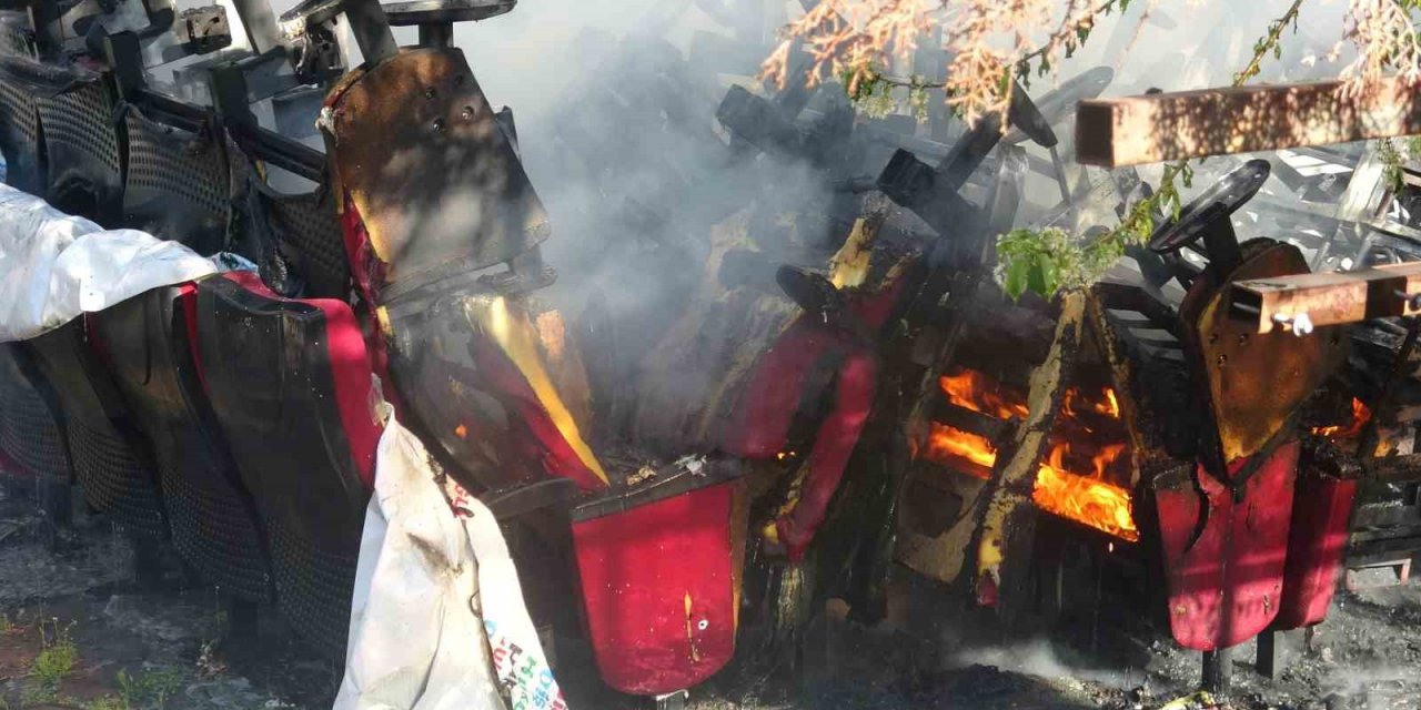 Okul bahçesinde çıkan yangını meraklı gözlerle izlediler