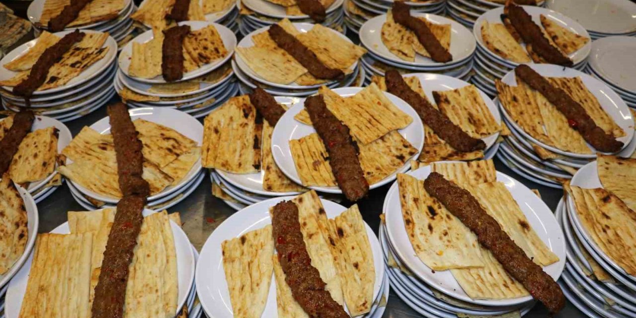 10 çeşit meze ile servis ediliyor: Adana kebap iftarda hem gözü hem de mideyi doyuruyor