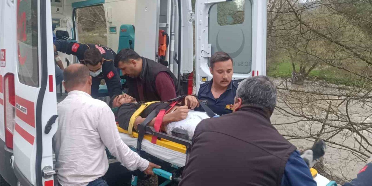 Bolu’da virajı alamayan tır devrildi: 1 yaralı