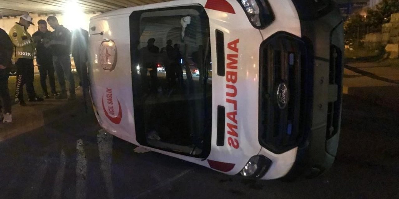 Otobüsle çarpışan ambulans yan yattı: 3 yaralı