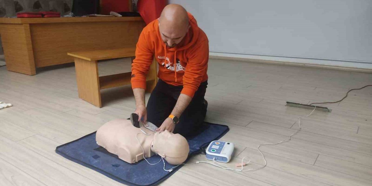 Arama kurtarma gönüllülerine ilk yardım eğitimi verildi