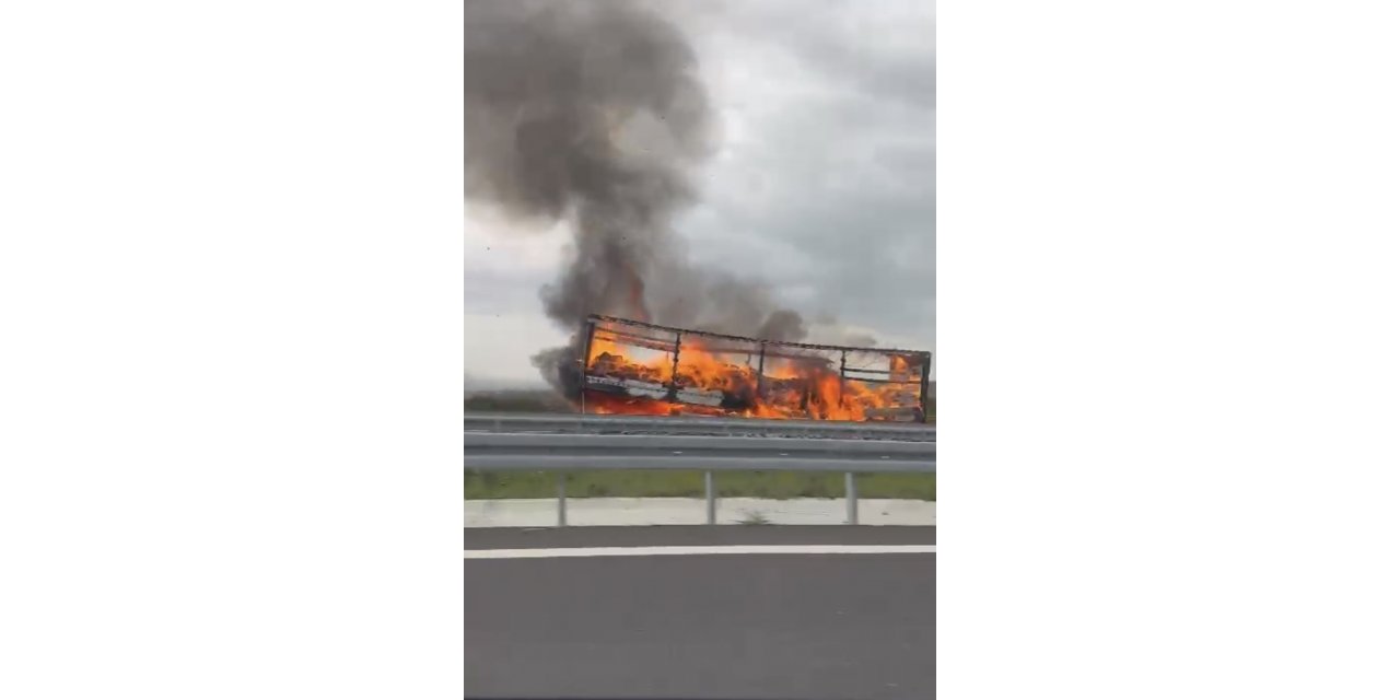 Çanakkale’de seyir halindeki tırın dorsesinde yangın çıktı