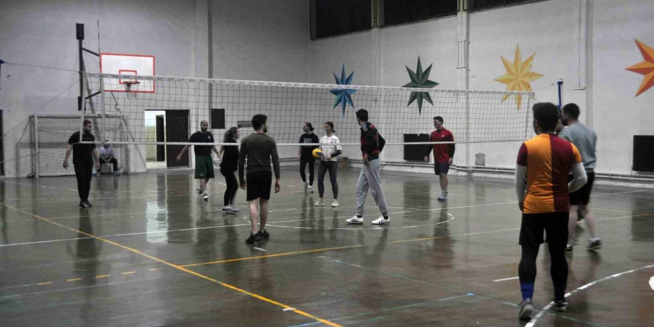 İftar sonrası yaptıkları voleybol maçı ile enerjilerini atıyorlar