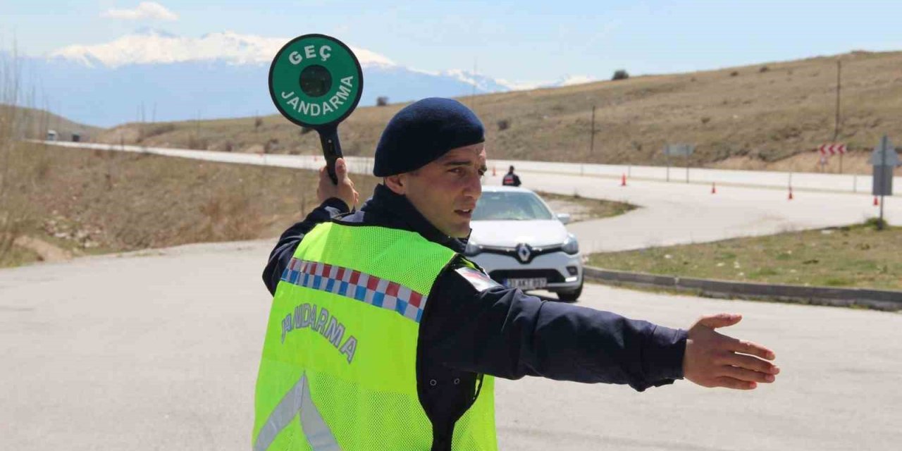 Jandarma havadan ve karadan trafik denetimi yaptı