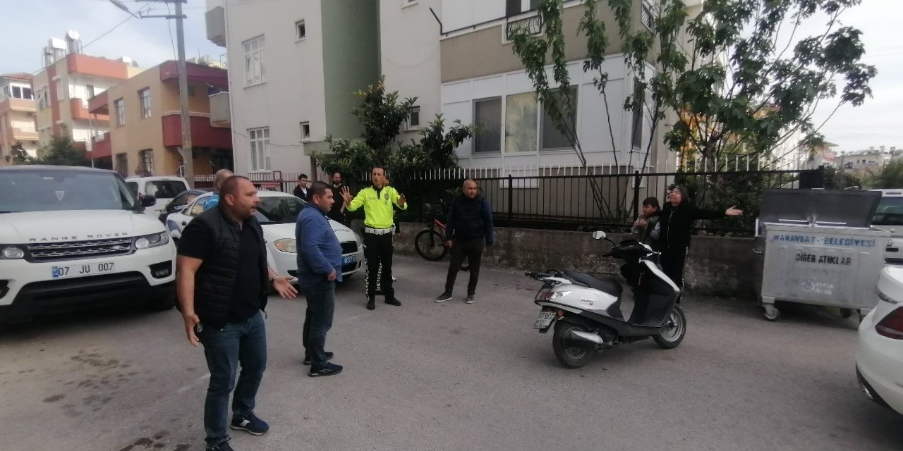 Maddi hasarlı kazanın ardından araç sürücüleri birbirlerine girdi