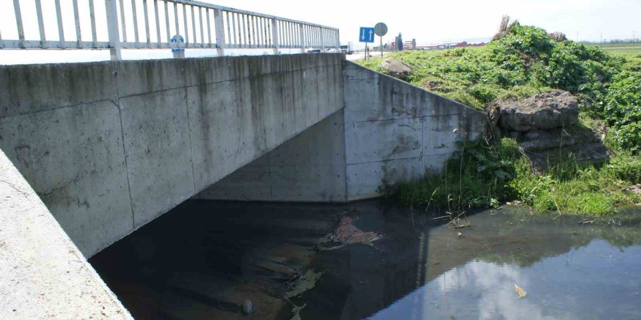 Her yıl arazilerini su basıyor