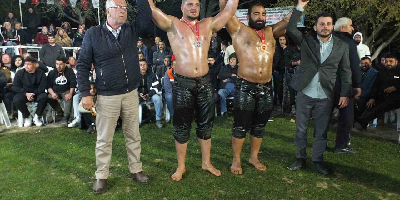 Balıkesir’de gece güreşlerini 5 bin kişi izledi