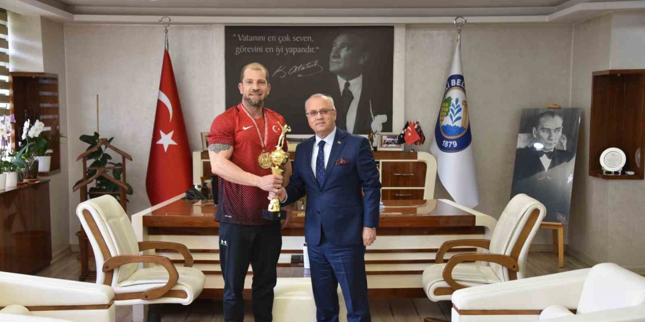 Kazandığı kupayı Başkan Kayda’ya götürdü