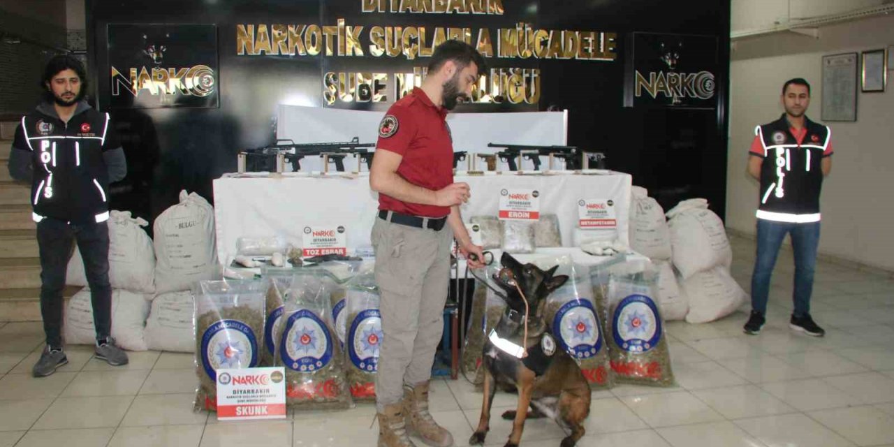 Diyarbakır merkezli 50. ‘Kökünü Kurutma Operasyonunda ele geçirilenler sergilendi: 215 gözaltı