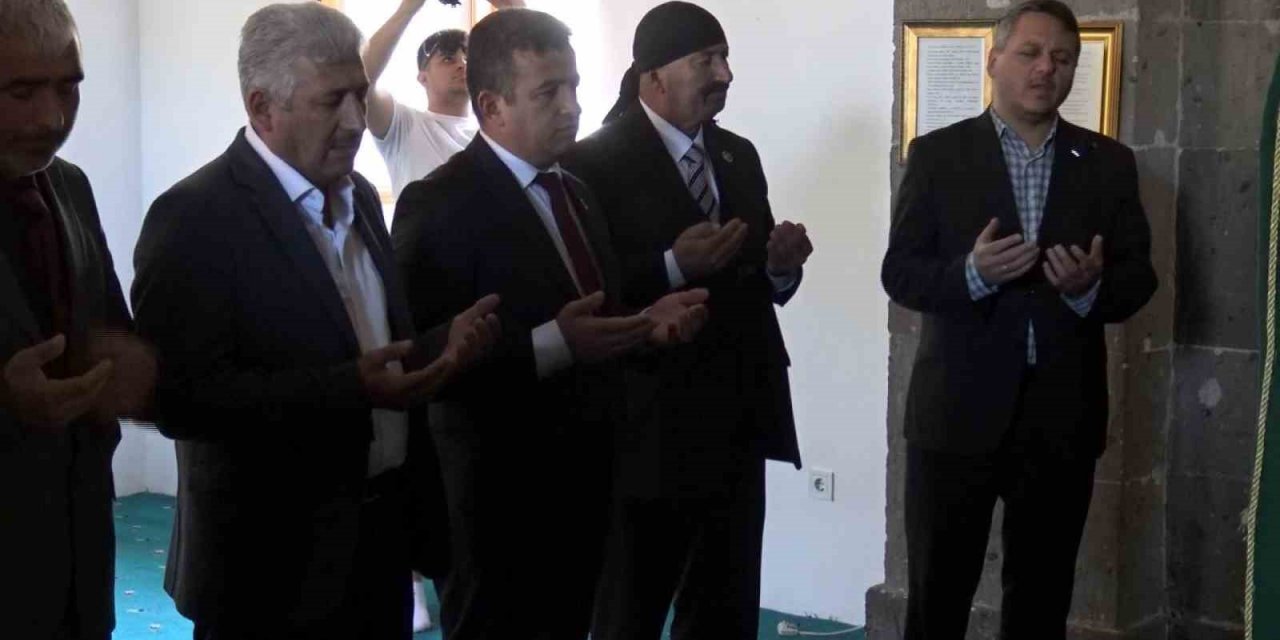 Büyük Birlik Partisi seçim çalışmalarına türbe ziyareti ile başladı