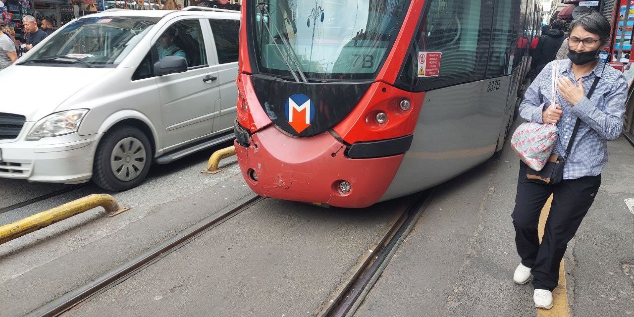 Sirkeci’de tramvay raydan çıktı