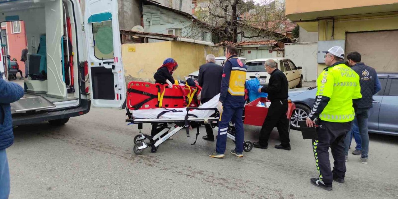 Motosiklet park halindeki otomobile çarptı: 3 yaralı