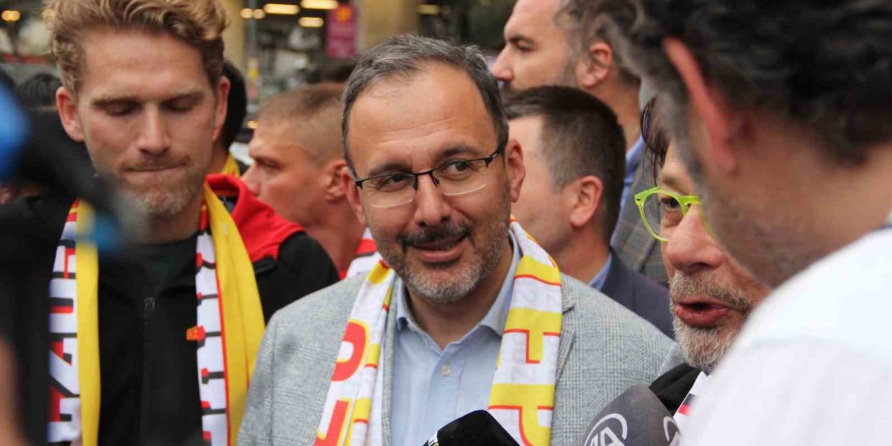 Bakan Kasapoğlu, Göztepeli taraftarla buluştu, ’İzmir’in spor markasını birlikte yükselteceğiz’ dedi