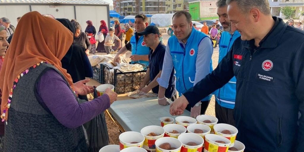 Müftü Kazancı, Kırıkhan’da iftarda yemek dağıttı