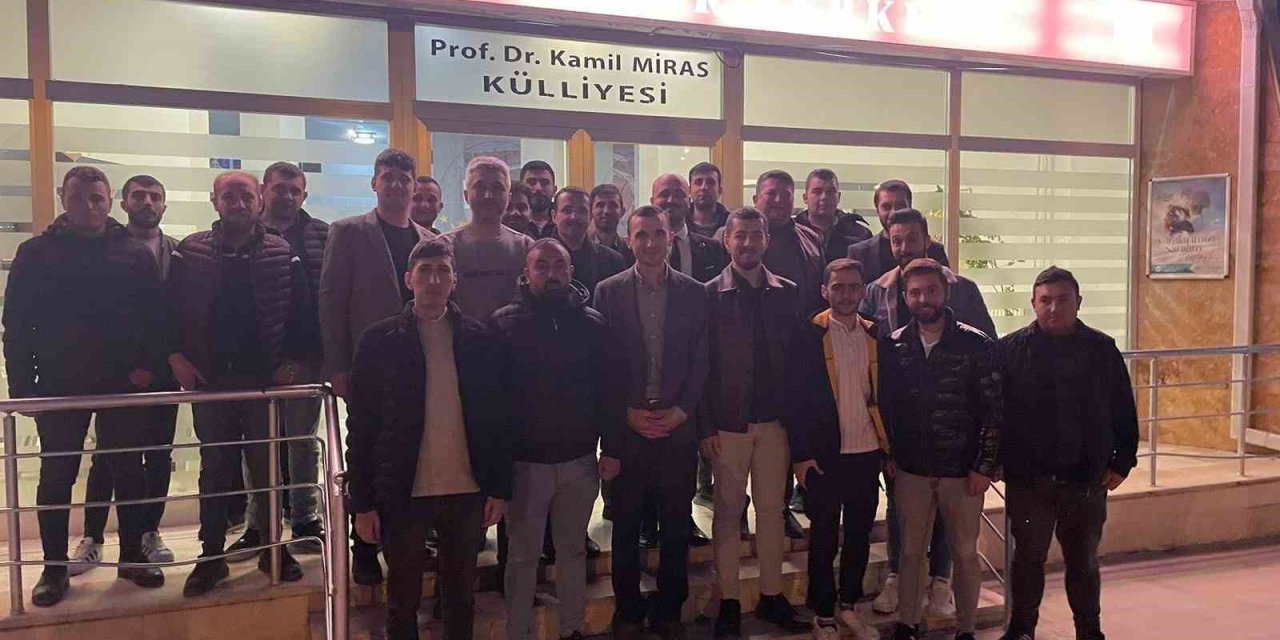 Çalışan gençler iftarda buluştu