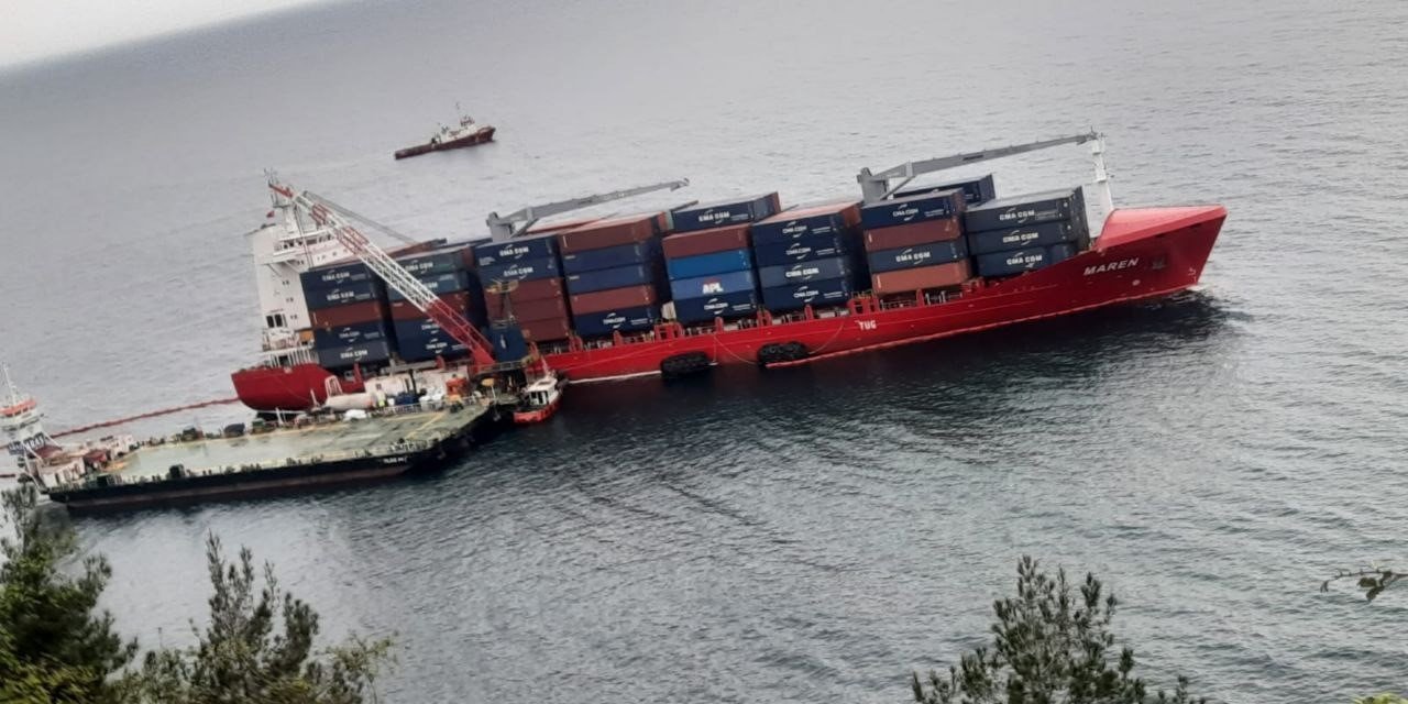 Karadeniz’de karaya oturan gemide yük tahliye çalışması başlatıldı