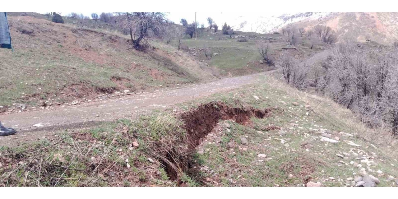 Tunceli İl Özel İdaresi, sağanak yağışın tahribatını gidermek için çalışma başlattı