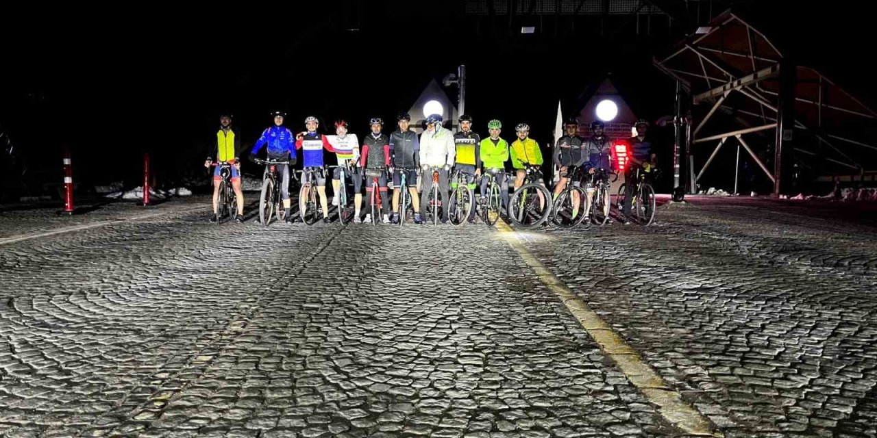 Bursa’da bisiklet tutkunları iftar sonrası Uludağ’a pedal çevirdi