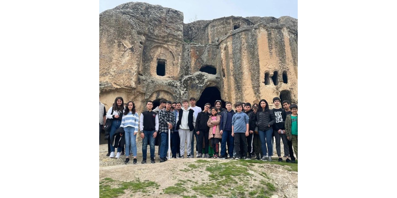 KYK yurtlarında kalan depremzede çocuk ve gençler tarihi Frig Vadisi’ni gezdi