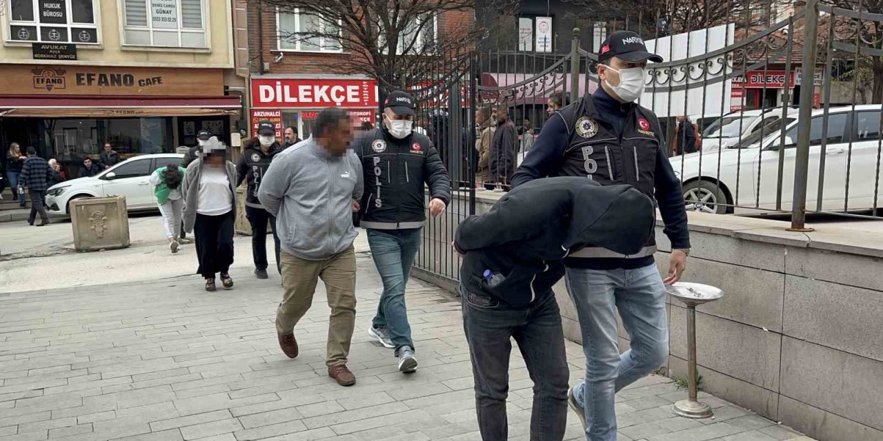 5 buçuk kilogram uyuşturucu madde ile yakalandılar