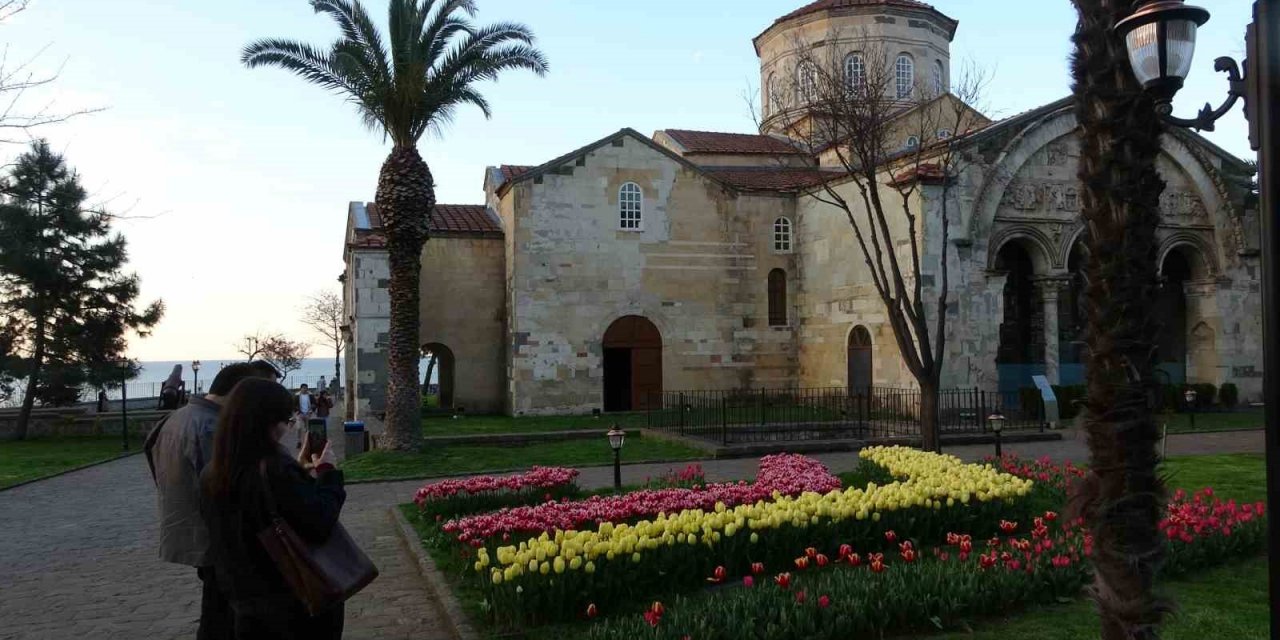 Trabzon’daki Ayasofya Camii lalelerle başka güzel