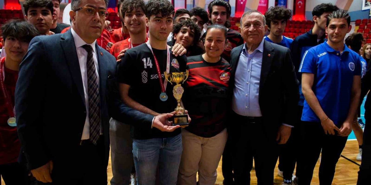 Seyhanlı voleybolcular müzeye 6 kupa daha götürdü